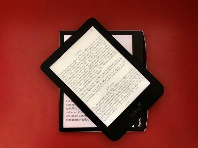 E-Book-Reader auf rotem Untergrund