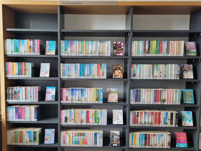 Taschenbuchregal in Stadtbibliothek Erlangen