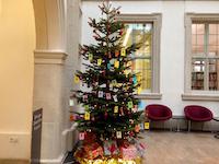 Weihnachtsbaum mit Geschenken im Innenhof der Stadtbibliothek Erlangen