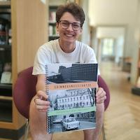 Bundesfreiwilligendienstler präsentiert sein Projekt: Erinnerungsschätze von Seniorinnen in einem Buch gebunden. 