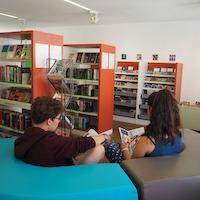 jugendliche_auf_sofa_in_jugendbibliothek_640x640