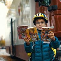 junge_vor_buecherbus_2_640x640