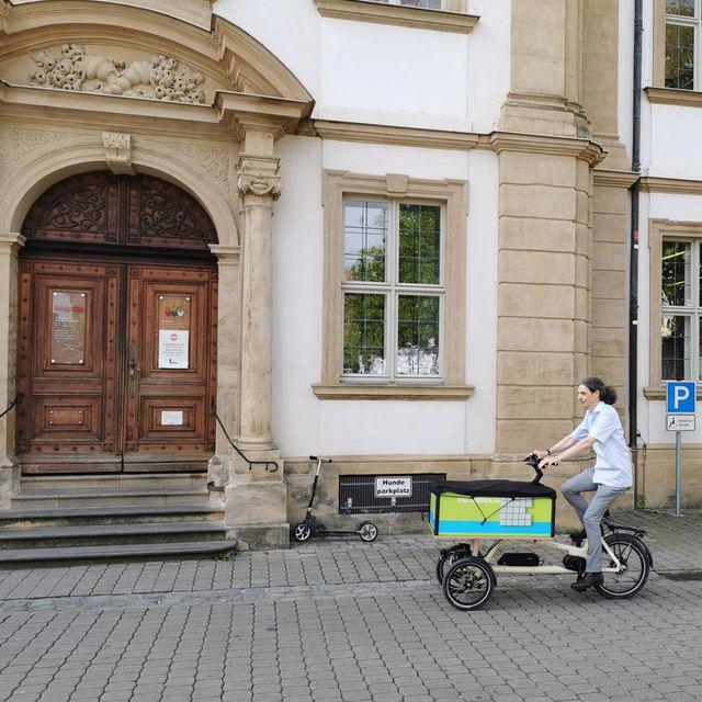 Bibliotheksleiter mit Lastenrad vor dem Palais Stutterheim