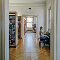 musikabteilung_sachbuecher_e-piano_mit_person_640x640