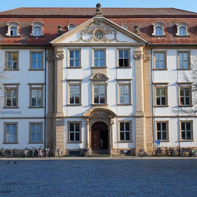 Palais Stutterheim mit Stadtbibliothek Erlangen Vorderansicht vom Haus