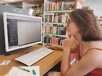 Jugendliche am Internet-PC in der Jugendbibliothek