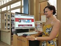 Frau recherchiert am PC in Stadtbibliothek Erlangen