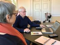 PC zum Kaffee Beratungsgespräch mit Mitglied vom Seniorennetz Erlangen 
