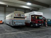 Umräumen vom alten Bücherbus in das neue Fahrzeug der Fahrbibliothek 