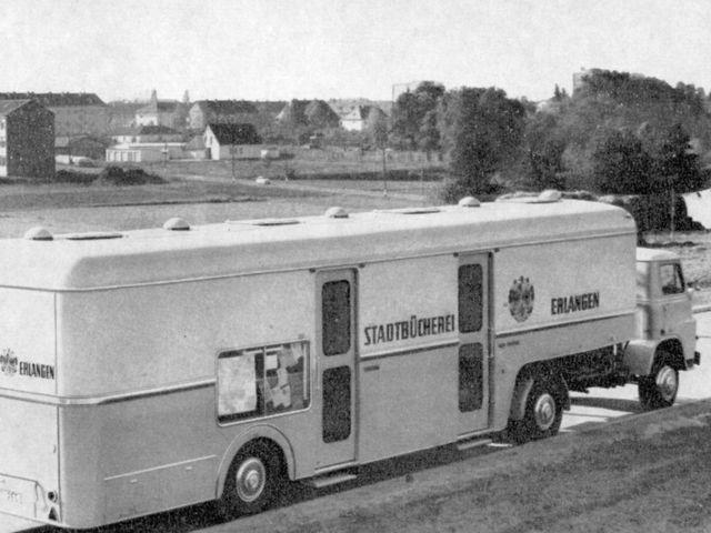 Die Schwarzweißfotografie von 1962 zeigt das erste Fahrzeug der Fahrbibliothek: ein Sattelschlepper mit Auflieger