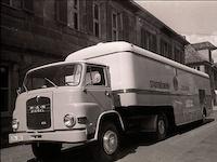 1962 wurde die erste Fahrbibliothek Erlangens eröffnet. Der Bücherbus parkt in der Schuhstraße. Foto 1962.