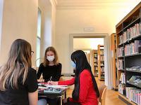 Arbeitsgruppe in Bibliothek
