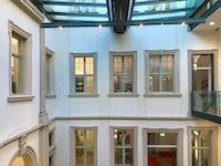 Blick von der Lesebrücke in den Innenhof der Stadtbibliothek.