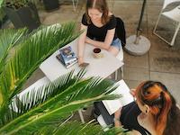 Zwei Personen auf der Leseterrasse der Stadtbibliothek Erlangen.