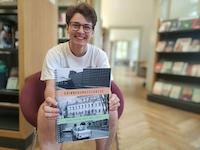 Ehemaliger Bundesfreiwilligendienstler präsentiert sein Projekt: Erinnerungsschätze von Seniorinnen in einem Buch gebunden. 