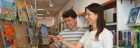 Frau am Bücherregal in Stadtbibliothek Erlangen