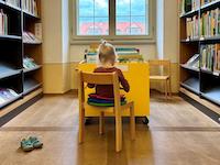 Kind schaut Bilderbuch an