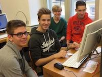 Vier Schüler arbeiten am Computer im Rahmen einer Klassenführung in der Stadtbibliothek.