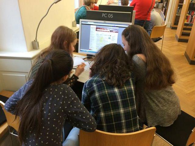 Vier Schülerinnen arbeiten am Computer im Rahmen einer Klassenführung in der Stadtbibliothek.