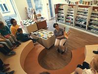 Eine Mitarbeiterin der Stadtbibliothek liest im Rahmen einer Kindergartenführung eine Geschichte vor.