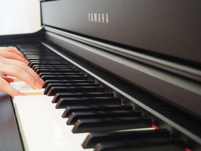 Hände auf dem E-Piano in der Musikbibliothek