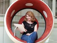 Frau im Sonic Chair