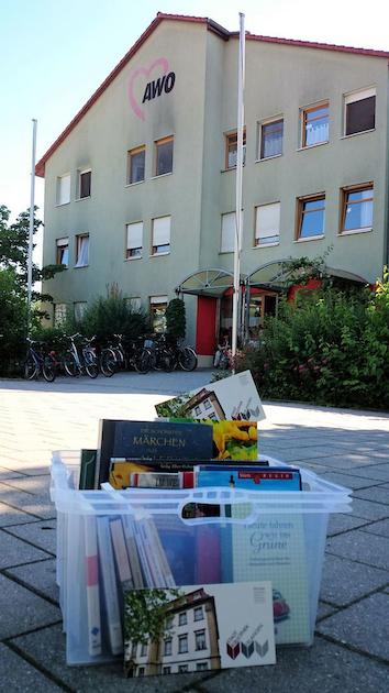 Medienkiste der Stadtbibliothek Erlangen vor AWO Sozialzentrum