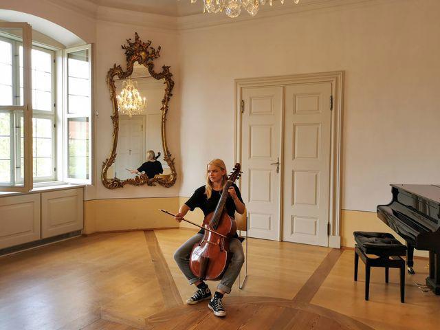 Eine Musikschülerin spiel beim Concertino auf ihrem Cello.