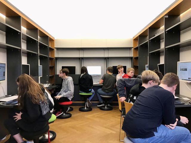 Klassenführung mit Recherchetraining im Lernraum der Stadtbibliothek