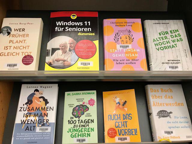 Regal mit Lesetipps nicht nur für Senior*innen in Stadtbibliothek Erlangen